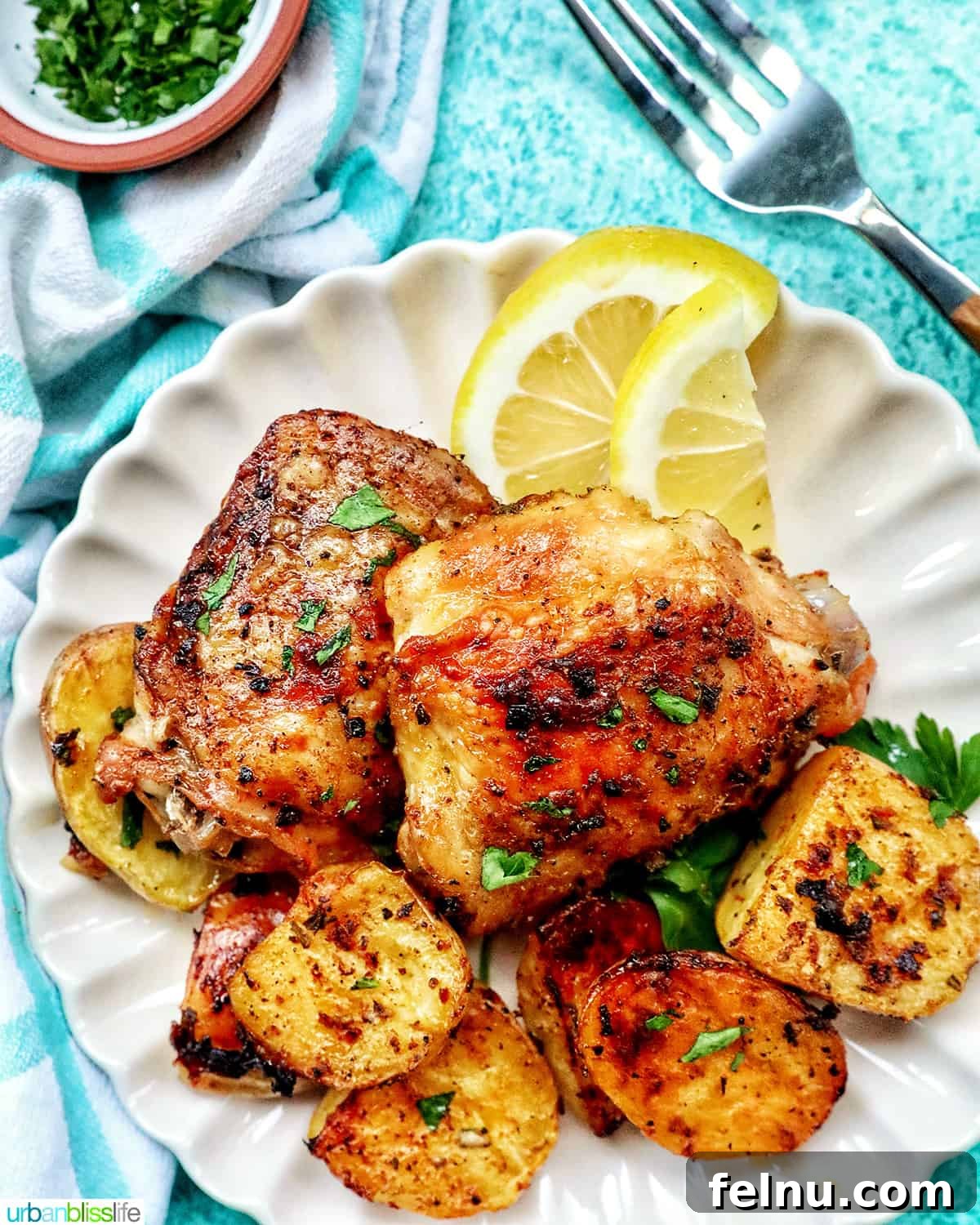 Tek Tepside Tavuklu Patates 13 plate of chicken and potatoes.