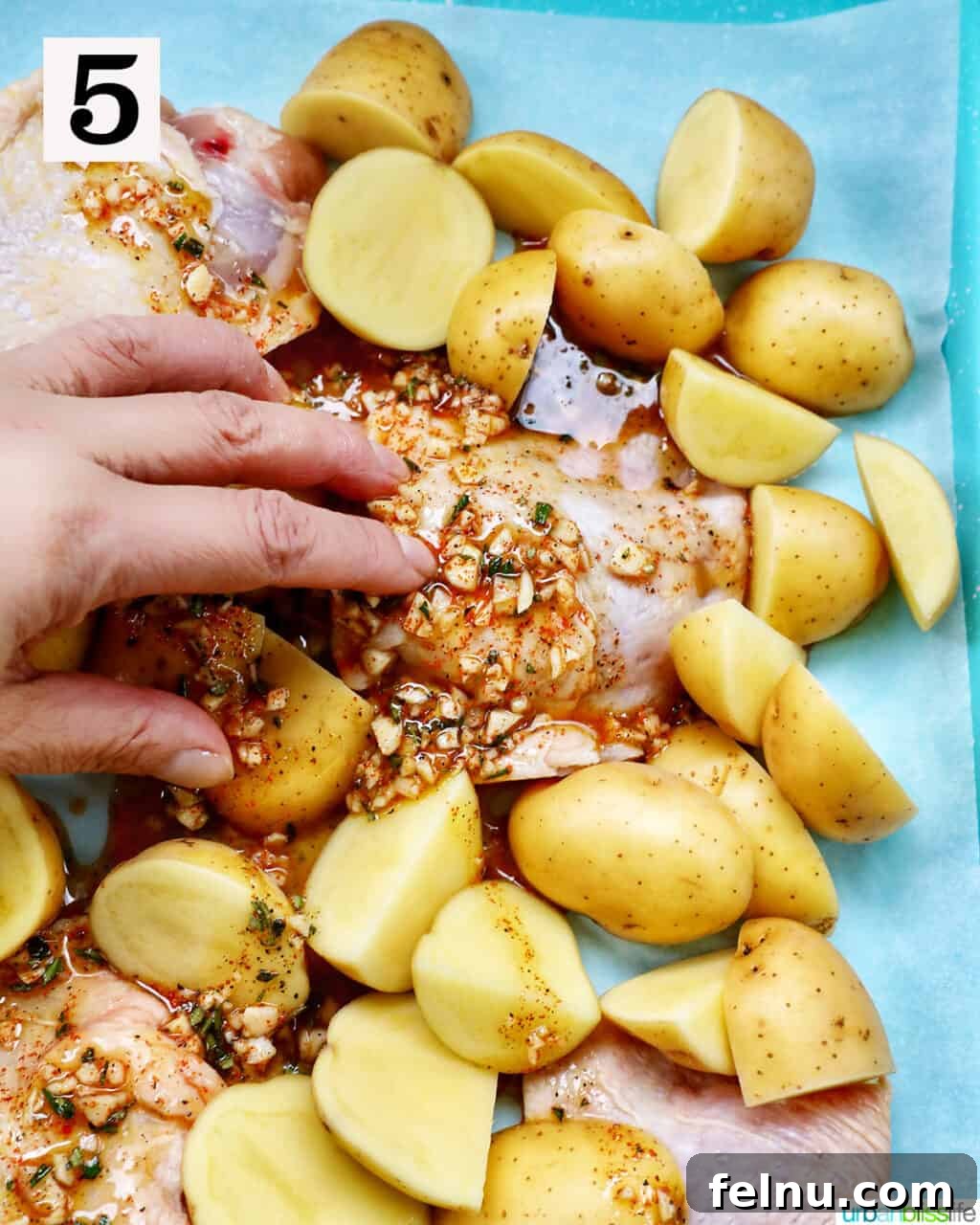 Tek Tepside Tavuklu Patates 10 hand seasoning chicken and potatoes.