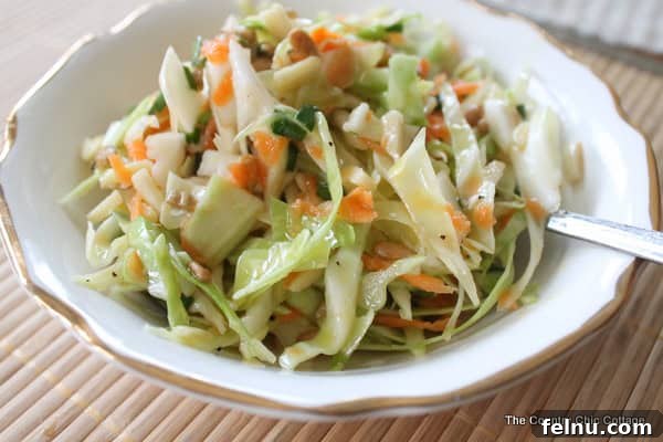 Cole slaw with nuts, a crunchy and vinegar-based recipe
