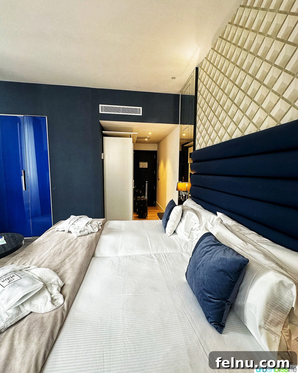 Another view of the superior corner room at Hotel Abba San Sebastian, highlighting the comfortable seating area and natural light.