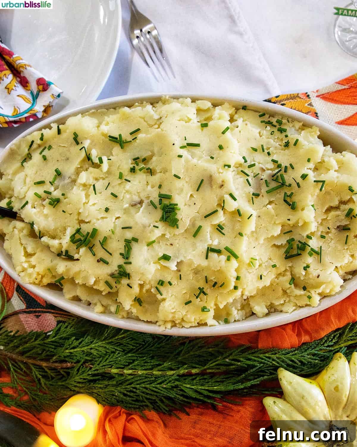 Friendsgiving Feast: A Celebration of Gratitude and Good Food 8 A bowl of creamy vegan mashed potatoes topped with fresh chopped chives.