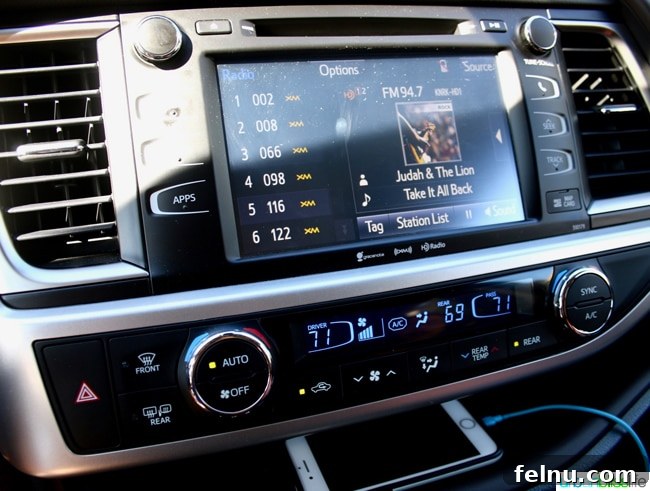 2017 Toyota Highlander Hybrid Radio and Dashboard