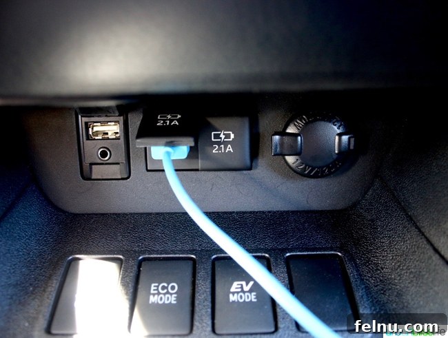 2017 Toyota Highlander Hybrid USB Ports