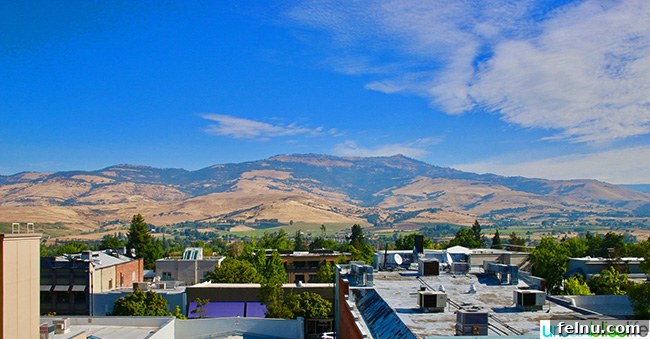 Things to Do and See in Ashland: A Local's Guide 2 Scenic view of Ashland, Oregon showcasing recreational opportunities