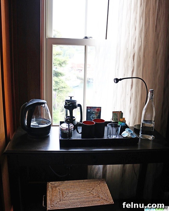 Noyo Harbor Inn: Your Coastal Escape in Fort Bragg 11 Coffee desk at Noyo Harbor Inn, Fort Bragg, California