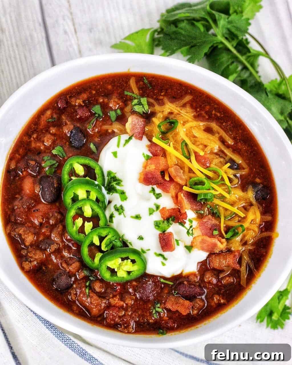Mastering Ninja Foodi Pressure Cooker Meal Prep Cookbook 18 A hearty bowl of Instant Pot chili, perfect for a comforting meal.
