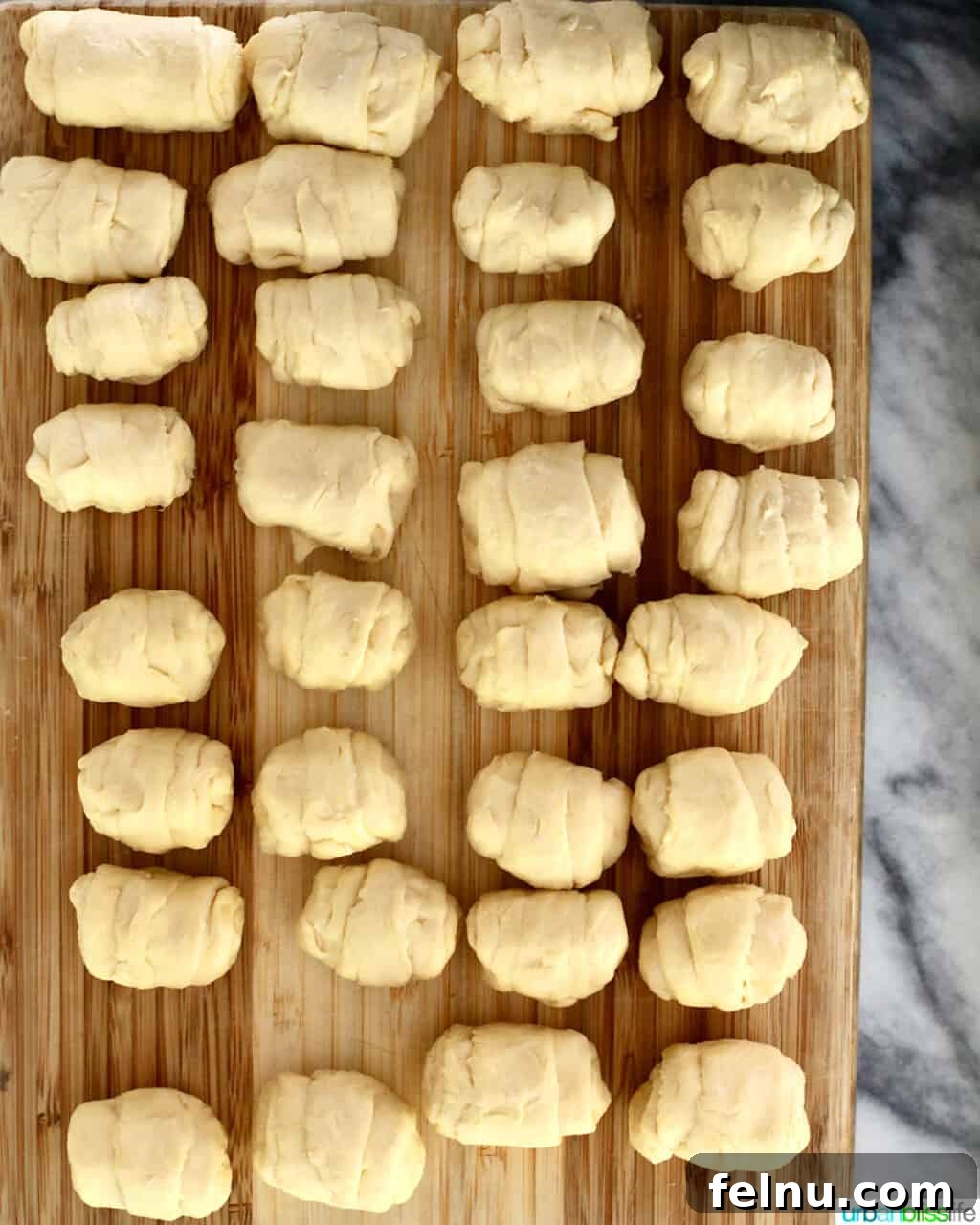 Christmas Tree Pull-Apart Bread
Festive Christmas Tree Bread 11 rolled up cheese-stuffed dough