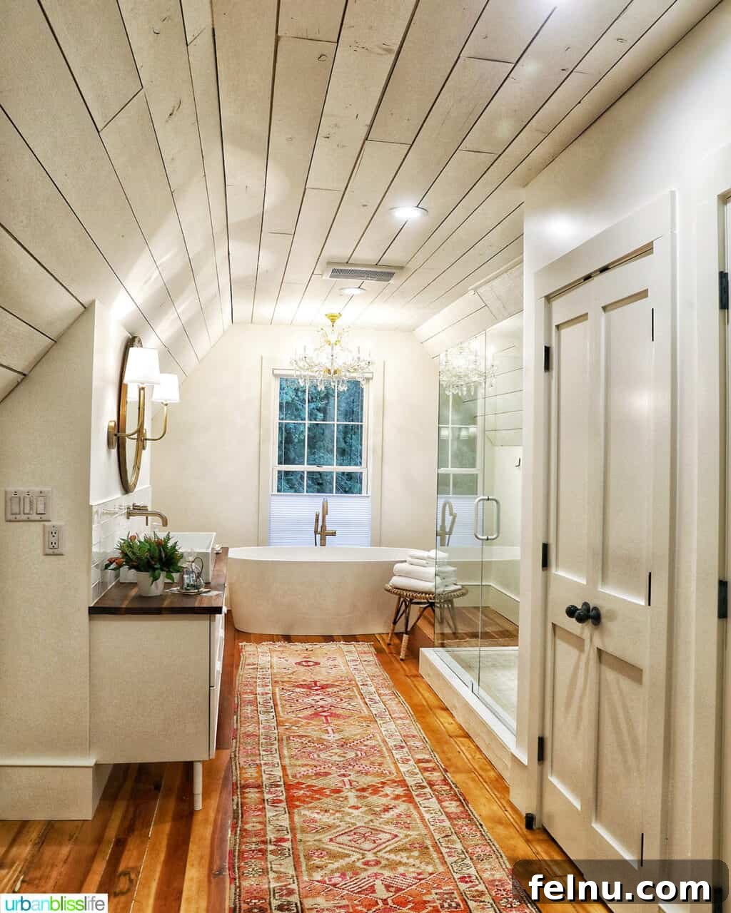 The hallway leading to the bathroom in Kubli Haus Suite 3 in Jacksonville, Oregon.