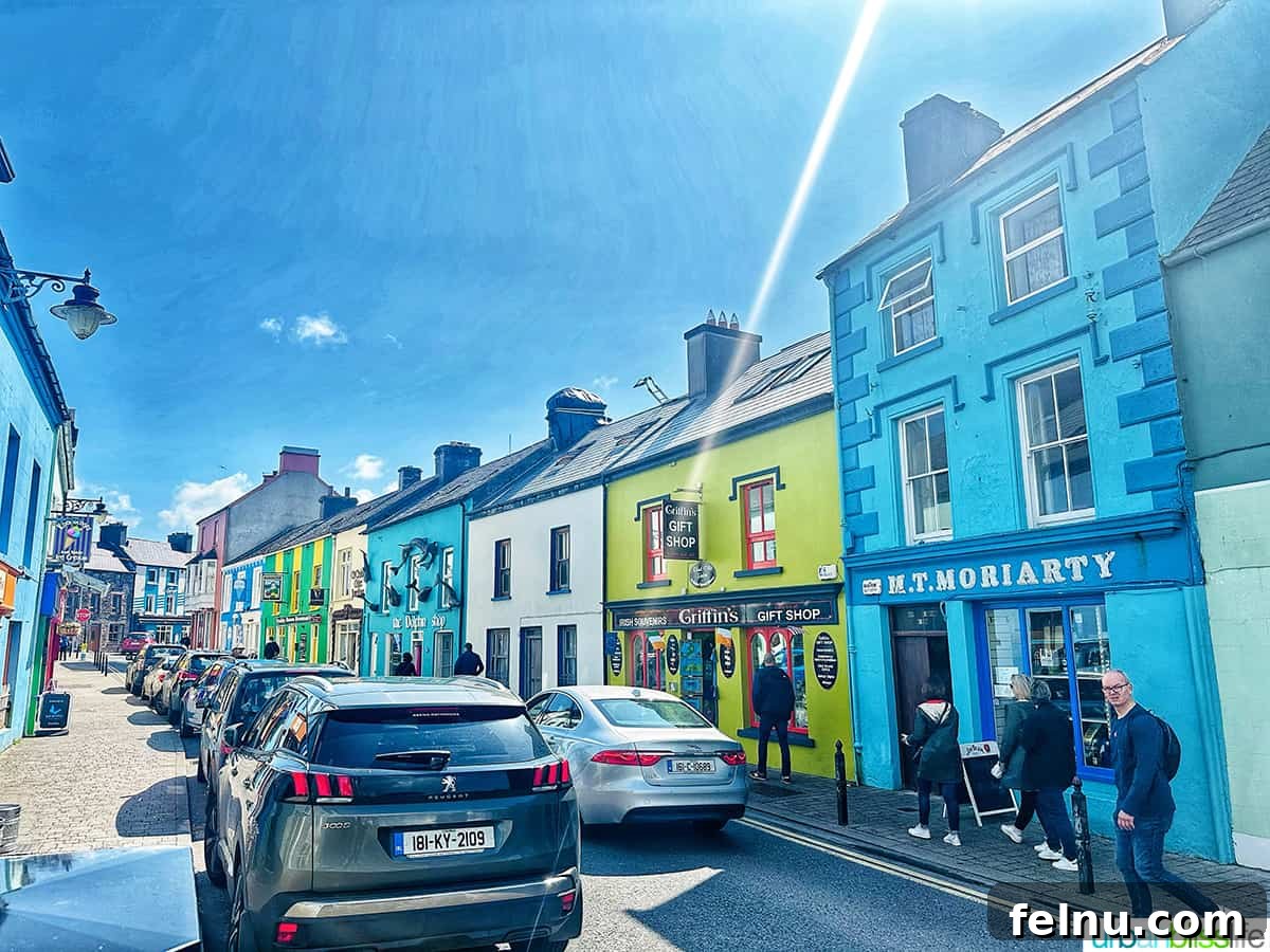 İrlanda'da Sürüş: Turistlerin Bilmesi Gerekenler 2 colorful street in dingle, ireland with cars