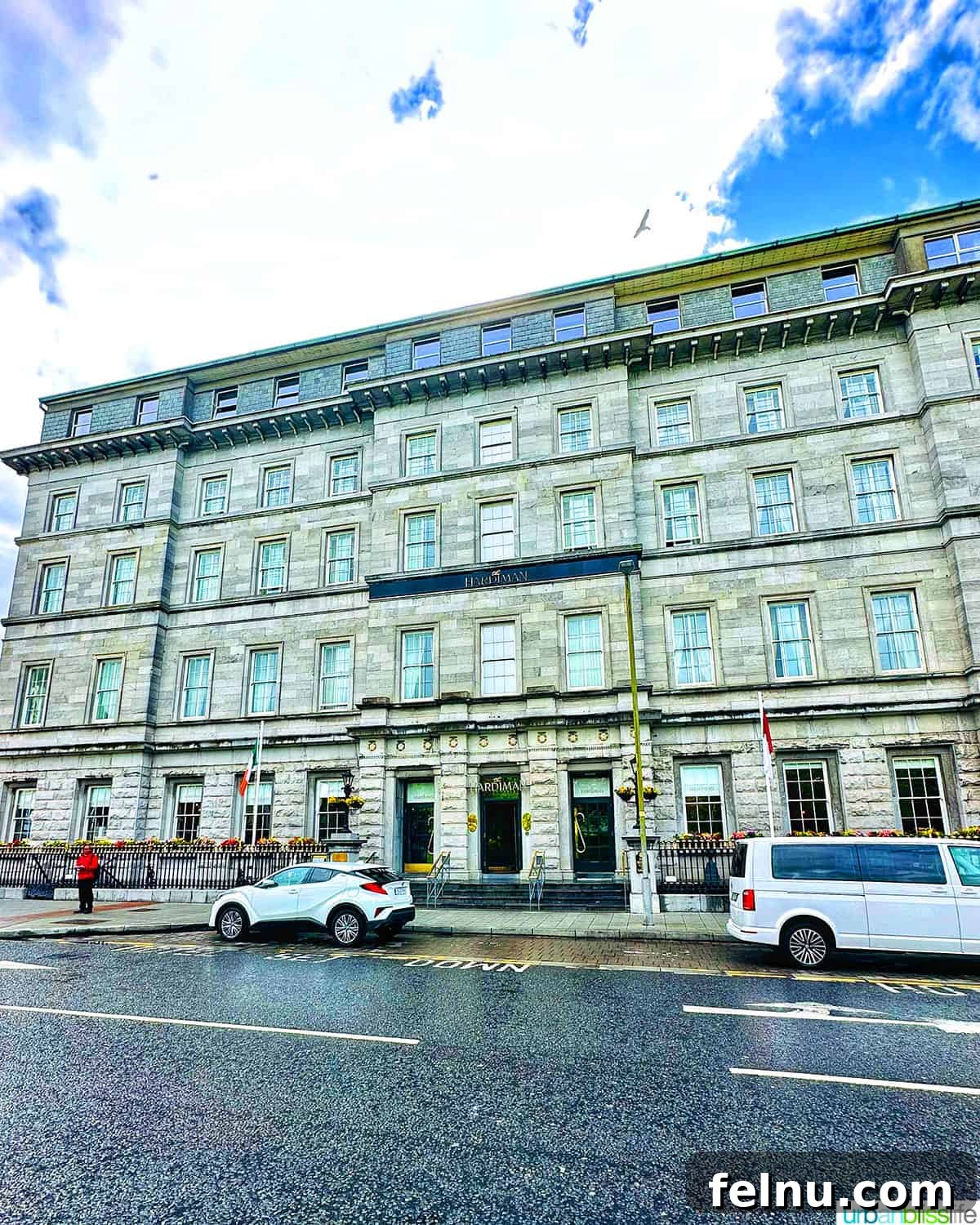 İrlanda'da Sürüş: Turistlerin Bilmesi Gerekenler 11 parking drop off area in front of hardiman hotel in galway, ireland