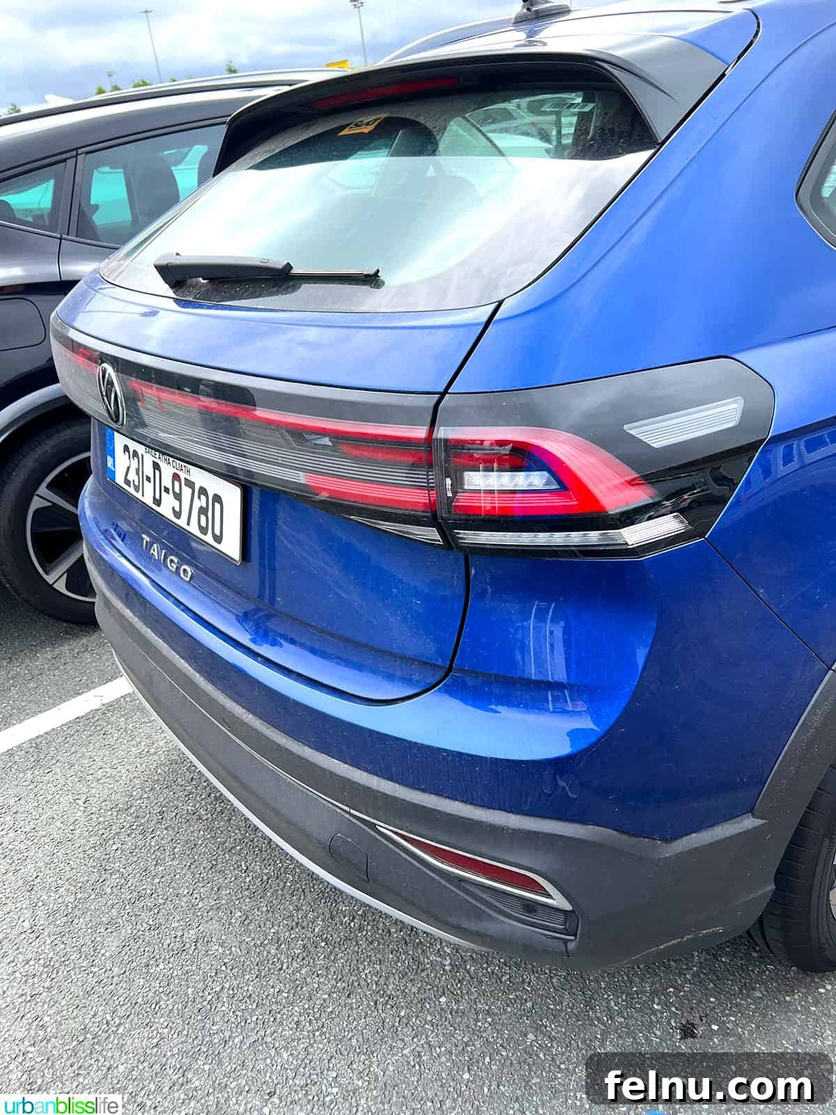 İrlanda'da Sürüş: Turistlerin Bilmesi Gerekenler 6 back of blue vw taigo