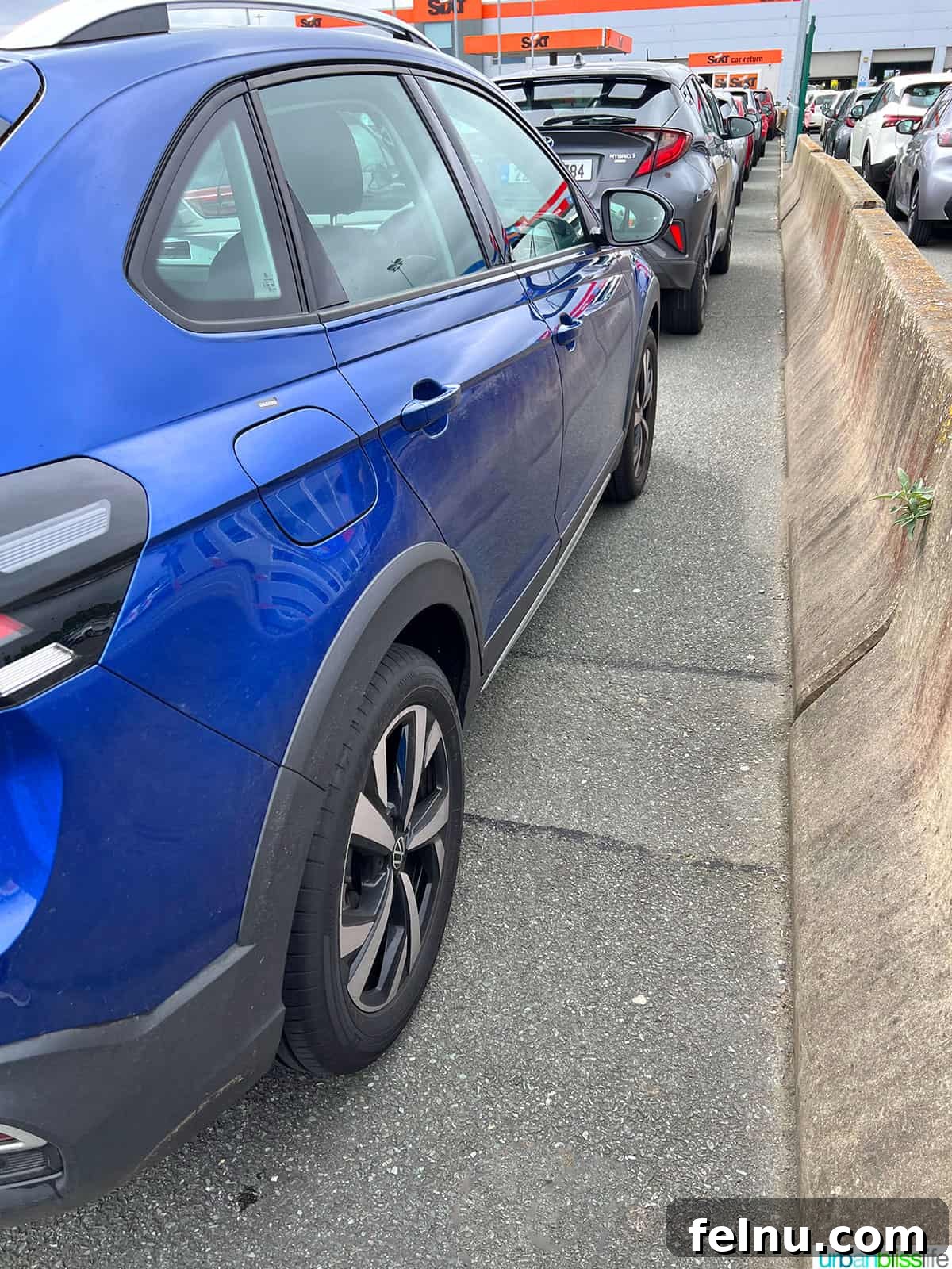İrlanda'da Sürüş: Turistlerin Bilmesi Gerekenler 7 blue vw taigo with other cars at car rental in Ireland