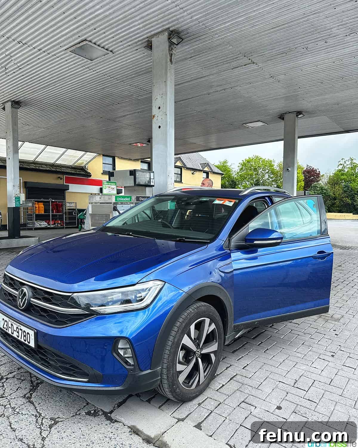İrlanda'da Sürüş: Turistlerin Bilmesi Gerekenler 10 blue volkswagen tiago at gas station