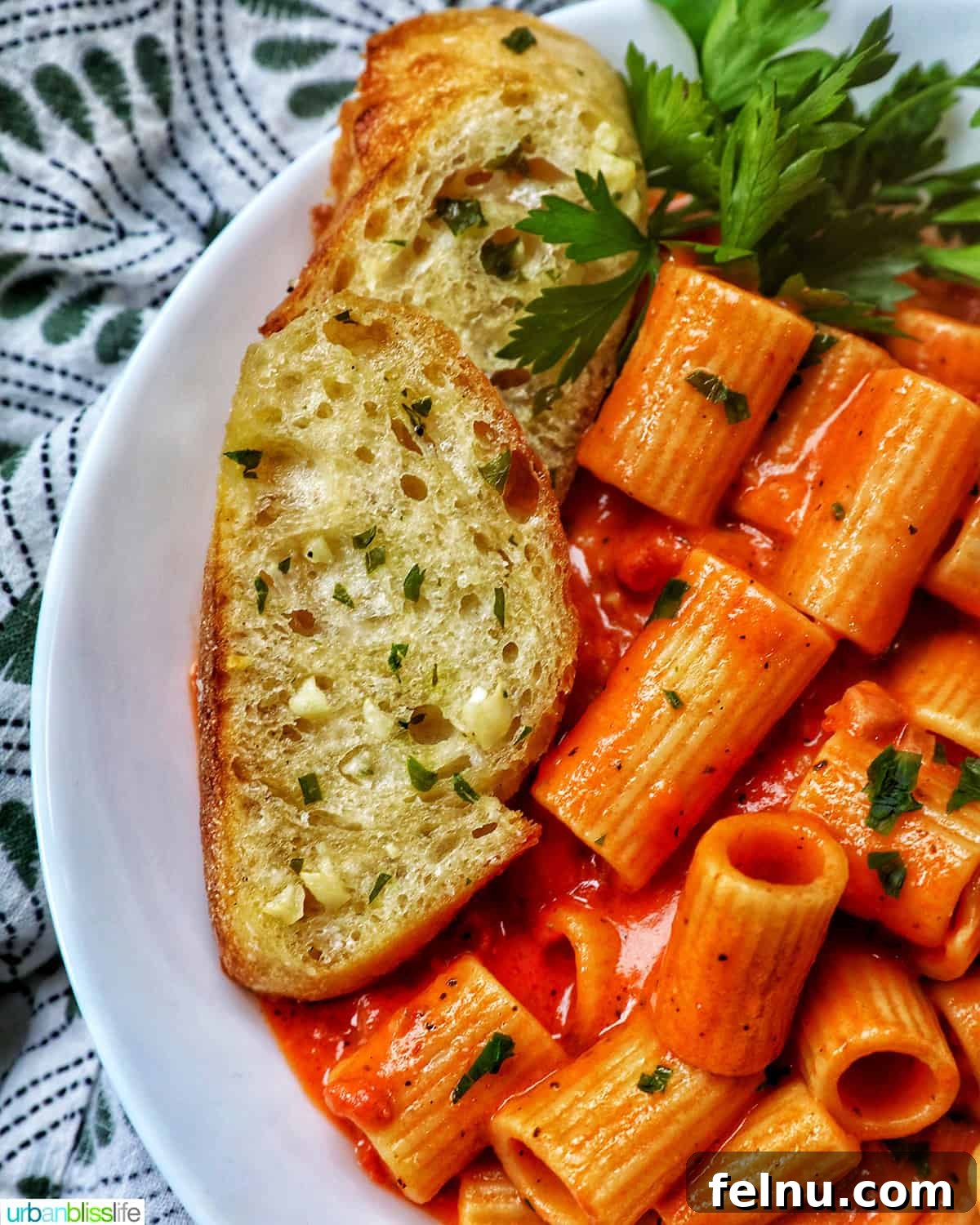Creamy Dreamy Rigatoni: A Vodka Sauce Delight 18 Rigatoni with Vodka Sauce served with garlic bread