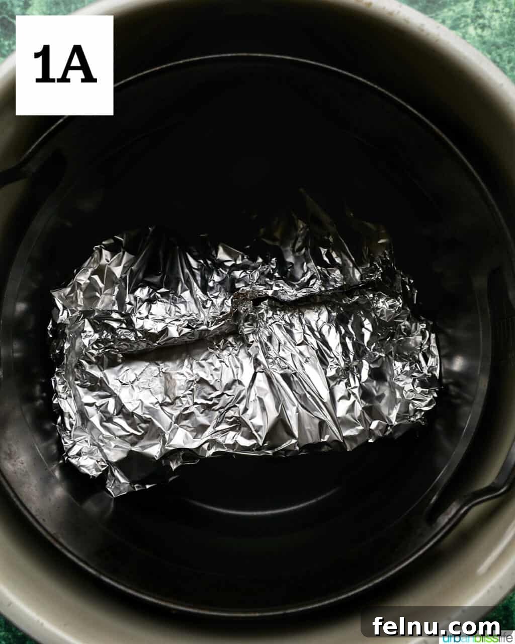 Air Fryer Ham Orijinal Başlık: Crispy & Quick: Air Fryer Ham Recipe 5 Aluminum foil-wrapped ham in an air fryer basket
